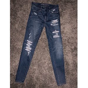 Distressed American Eagle hi rise jeans!